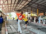 駅舎ではご飯を食べたり写真を撮ったり