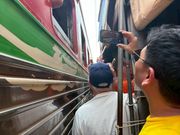 こんな近くに電車が！乗ってる人とハイタッチする距離感