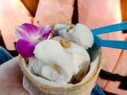 船の上で食べるココナッツアイス(60バーツ/現金)は必須♡