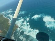 ノースショアはサーフィンのメッカ、高い波が見えました