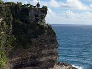 断崖に建つウルワツ寺院