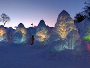 氷濤は夜のライトアップから違う様相を見せます。