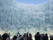 遠近感がおかしくなりそうなくらい大きい氷の壁。