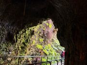 火山の洞窟の入り口