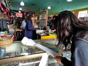 雑貨店でマイケルが買った物のレシートを見せてくれました