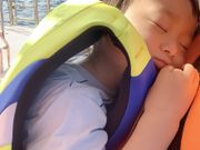 穏やかな風と揺れで移動中に寝た息子