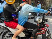 ツマログの滝まではバイクで移動