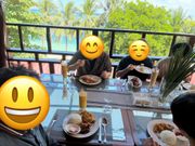 水の綺麗なビーチのそばでランチ、アラカルトだとフィリピン料理が選べます