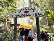 滝の入り口で記念撮影、水しぶき(マイナスイオン)がすごい