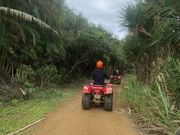 ツアー申し込み者ごとにガイドさんがついてのバギー体験