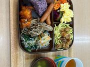 由布島での昼食はバイキング形式でした。ご飯が美味しくてお盆の上にたくさん乗せすぎました！