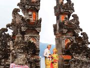 婚礼の衣装を着て写真