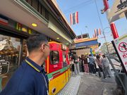 すごい人ですが飲み物買うとお店の椅子に座って列車を目の前でみれます