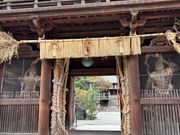 石手寺山門の正面