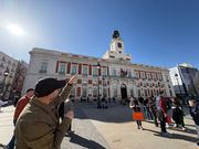 旧市庁舎を説明するペドロさん