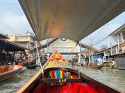 水上マーケットに向かうボート