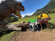 ガイドさんが恐竜の人形を使って迫力ある写真を撮ってくれます