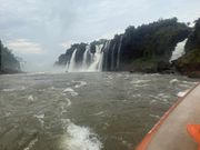 ボートで滝に何度も突っ込む