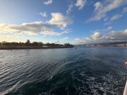 席を立って海を見ながら