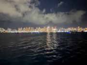 海から見るビーチと街並み