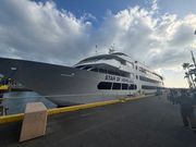 クルーズ船に到着、フラダンスで出迎えあり素敵だった