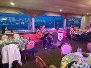 ずっと生演奏、このスペースでダンスもあった