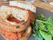 カフェでのランチ（カツサンド）