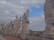 サン・ピエトロ広場を見下ろす聖人像