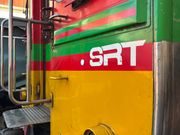 メークロン鉄道は本当にすぐ目の前を通過！