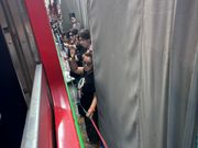 メークロン鉄道に乗って観光客とハイタッチ！