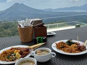 キンタマーニ高原でビュッフェ昼食