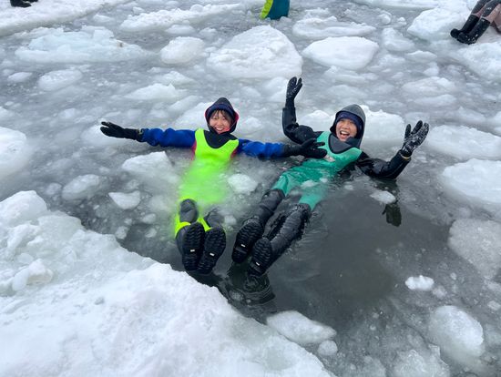 流氷みたく浮かんでみました
ドライスーツなので平気です