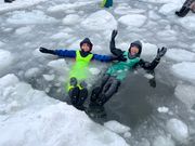 流氷みたく浮かんでみました
ドライスーツなので平気です