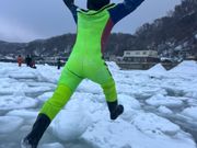 隣の流氷にジャンプ！
小さい流氷はバランス取るのが難しいので、ドキドキで楽しい〜