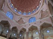 ピンクモスクの内部から見上げるドーム