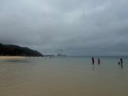 海も綺麗。遠くに見えるのが私たちが乗る船です！