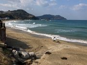 糸島の海岸はサーファーと遠くに桜井二見ヶ浦 夫婦岩