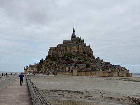 離れたところから見るモン・サン・ミシェル