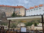 川沿いのレストラン