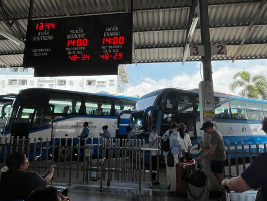 電光掲示板に行き先と時間、バスの番号が出ているので分かりやすいです