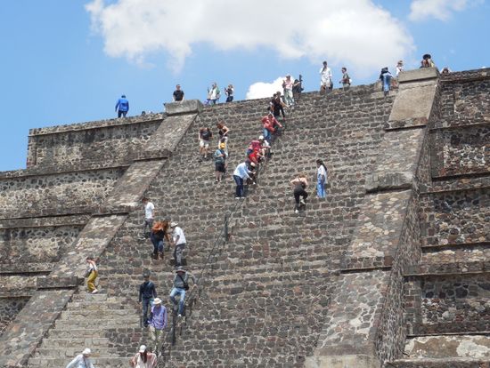 月のピラミッドを登る人たち