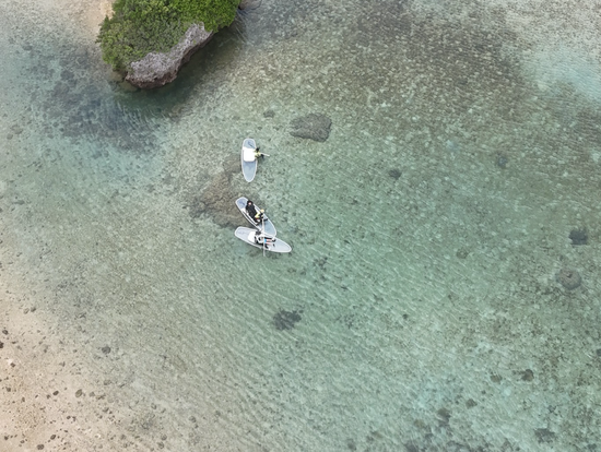 ドローンからの撮影。元の4K画質ままをどうしてもUPできず、スクショで…。曇りでもこの透明度！