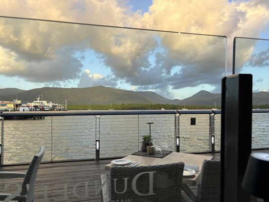 窓際の席から港がよく見えます。