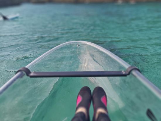 透明なカヤックで魚も見える。