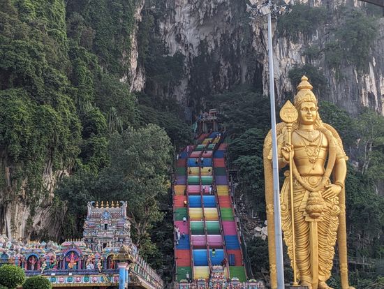 朝のバツゥー洞窟はおさるさんも少なめ