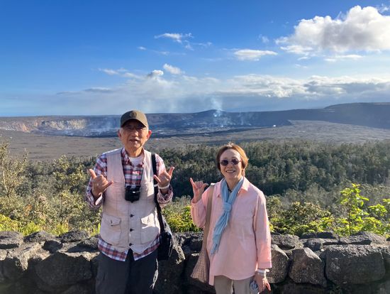 キラウエア火山をバックに