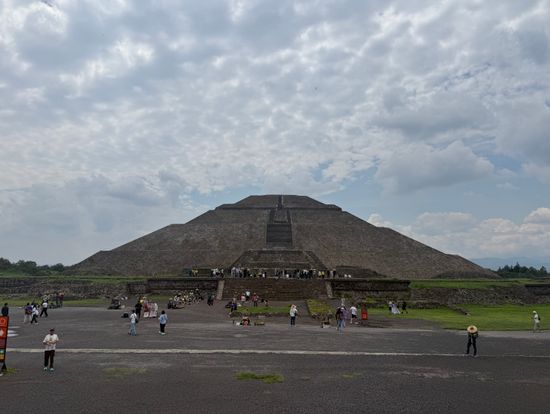 月のピラミッド全景