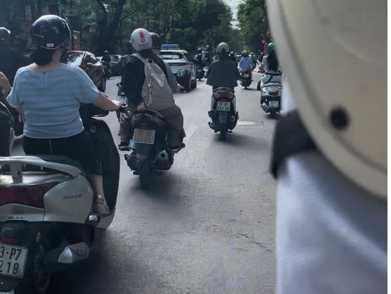 バイクで朝のハノイを駆け抜ける！