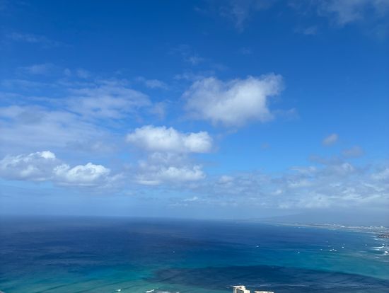 ビル群のワイキキと東海岸の海の色どちらも最高でした！
