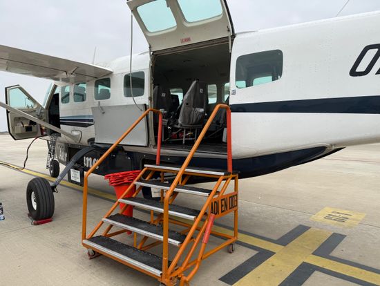 12人搭乗できるセスナ機